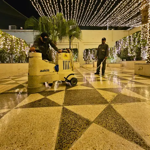 استخدام ماكينة في تلميع الجرانيت بالرياض لتحسين مظهر الأرضية