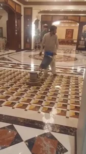 جانب من أعمال جلي البلاط باستخدام ماكينة أرضيات في الرياض