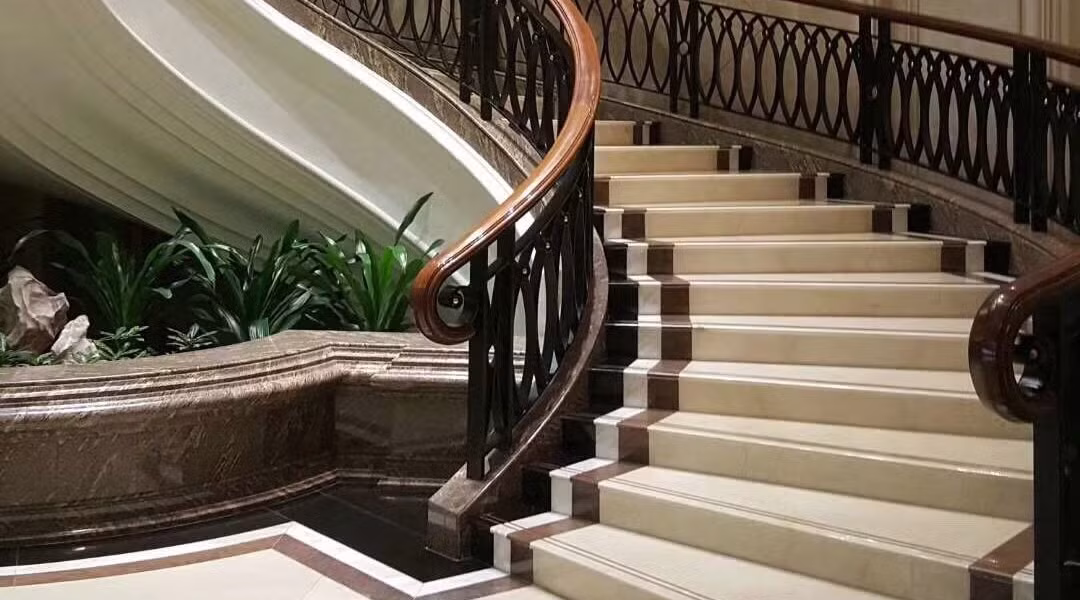 تلميع رخام الدرج والحواف في الرياض